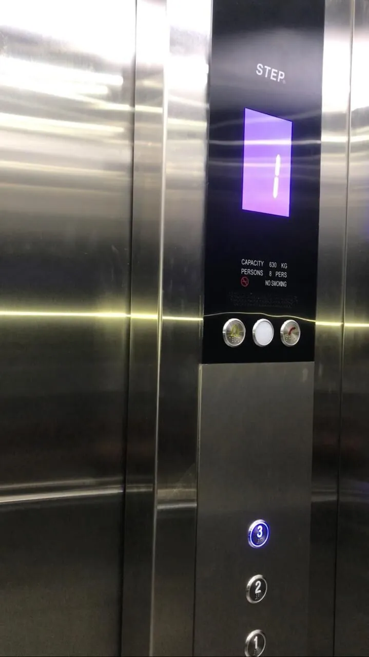 Cabina de ascensor modernizada con acabados de acero inoxidable