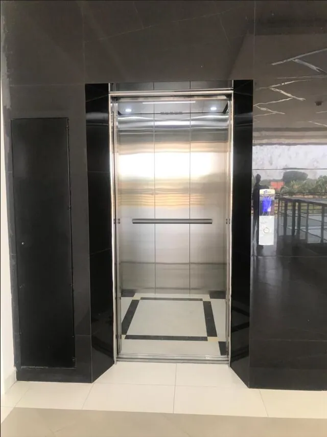 Cabina de ascensor terminada con acabados de alta calidad