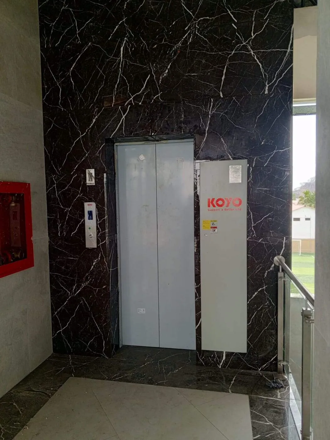 Plataforma elevadora de accesibilidad junto a una escalera